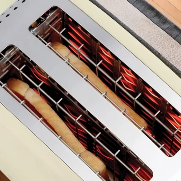 Grille pain beige vu de haut en train de griller du pain